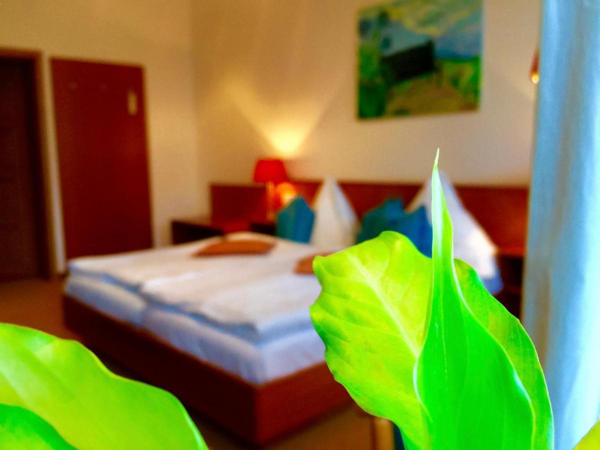 Zu Den Linden - Radebeul Pension Mit Restaurant Eksteriør billede